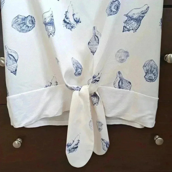 ❤️ RW&Co. Short Sleeved Top Blue White Shells Tie Front Size XS Lightweight - Picture 2 of 7